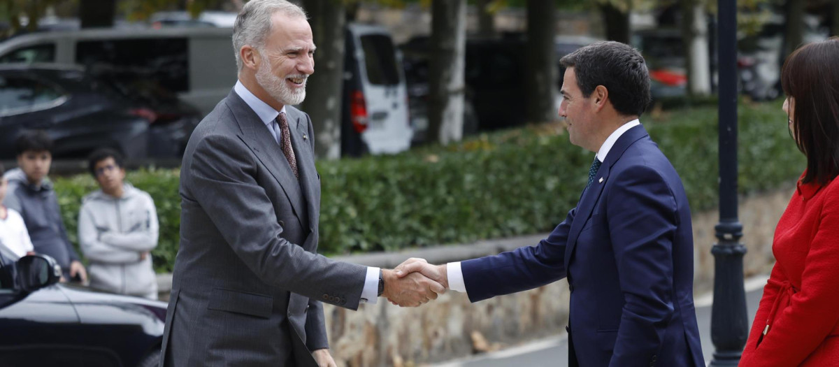 El Rey, recibido por el lendakari, Imanol Pradales, este martes en las instalaciones de la Corporación Mondragón