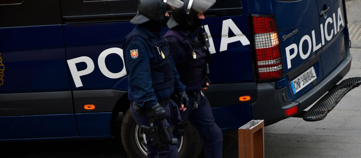 (Foto de ARCHIVO)
Agentes de Policía en las inmediaciones de una vivienda semiabandonada, a 19 de abril de 2023, en Ceuta (España)