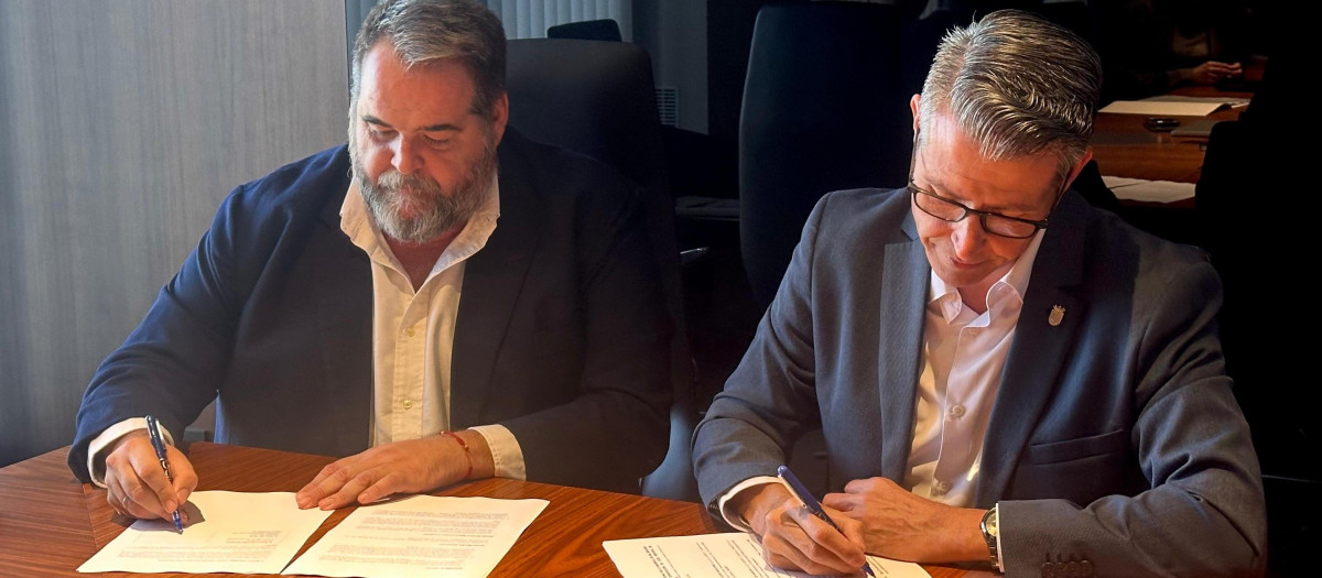 Imagen de la firma del acuerdo entre Cecotec y el Ayuntamiento de Almussafes, Valencia