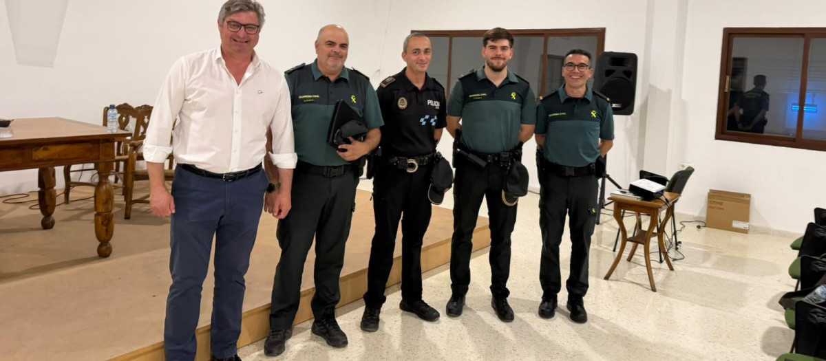 Reunión en el  Ayuntamiento de Puente Genil con la Guardia Civil para la campaña agrícola