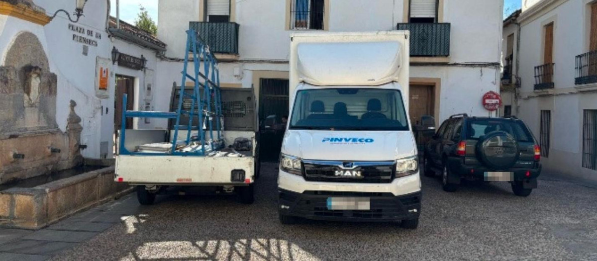 Vehículos en la plaza de la Fuenseca (Córdoba)