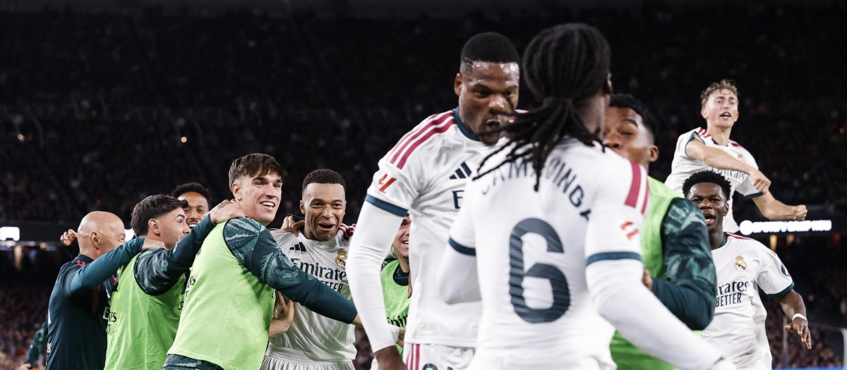 Los jugadores del Real Madrid celebran el gol de la victoria ante el Barcelona