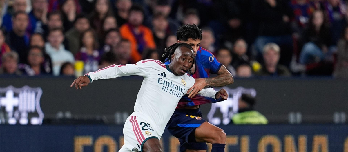 Yan Diomande pelea por un balón con Joao Cancelo en el Barcelona - Real Madrid