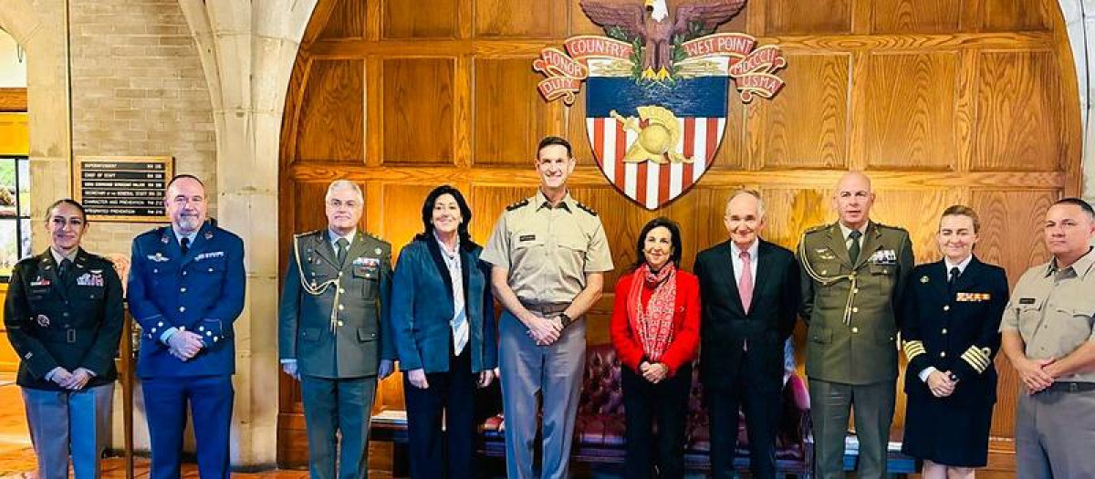 La ministra de Defensa, Margarita Robles, junto con la Secretaria de Estado directora del CNI, Esperanza Casteleiro, y el secretario general de Política de Defensa (Segenpol), Juan Francisco Martínez Núñez, mantienen un encuentro con el superintendente de la Academia Militar de los Estados Unidos, teniente general James B. Bartholomees, en West Point