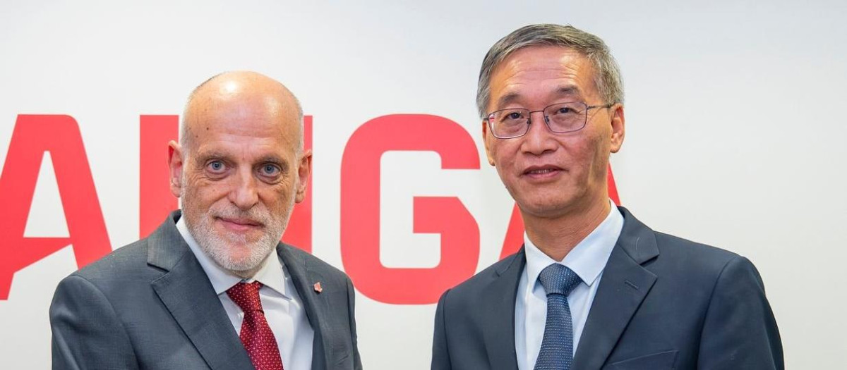 El presidente de LaLiga, Javier Tebas, con el embajador de China en España, Yao Jing