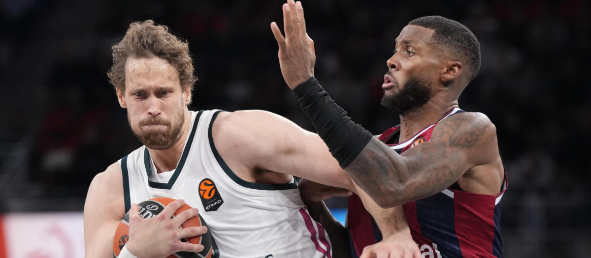 El base del Baskonia D.J. Stewart (d) en una acción ante el alero finlandés del Real Madrid Mikael Jantunen