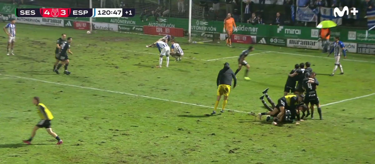 Celbración del gol de la victoria del Sestao