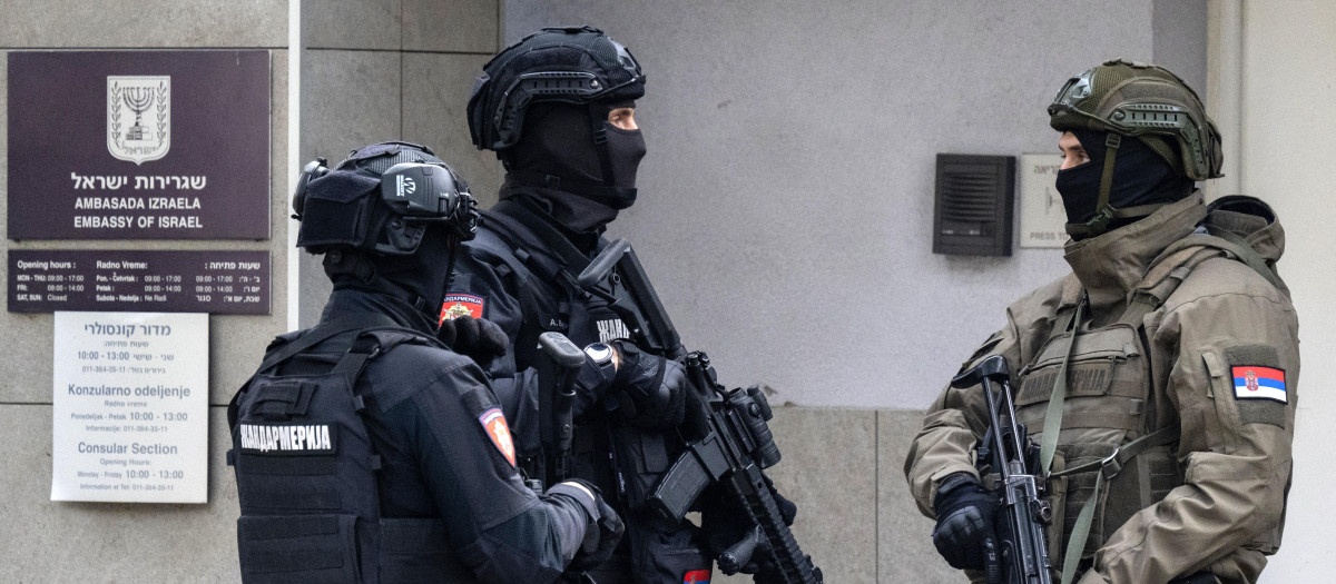 Miembros de la Gendarmería serbia montan guardia en la entrada de la embajada israelí en Belgrado