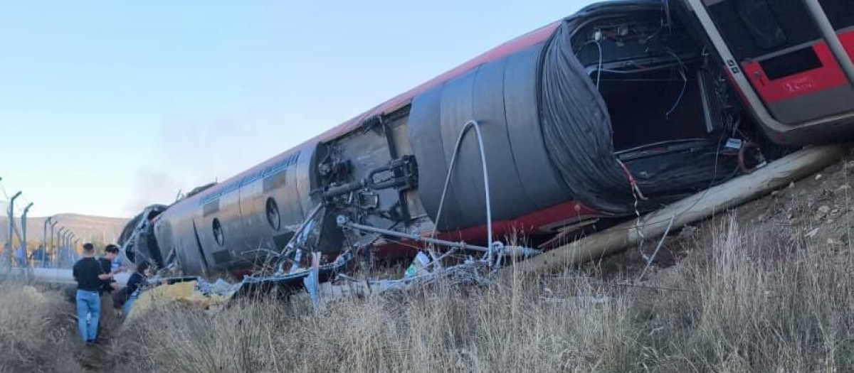Dos trenes de alta velocidad chocan en Urda (Toledo) con varios vagones caídos por un terraplén