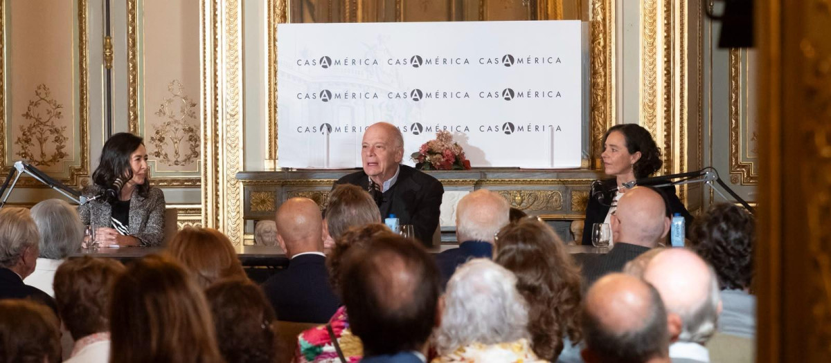 El encuentro organizado por la Fundación Unidos por la Historia en Casa de América con Beatriz Paredes (presidenta de la fundación), le historiador mexica Enrique Krauza y la doctora en Filología Hispánica Inés Carvajal