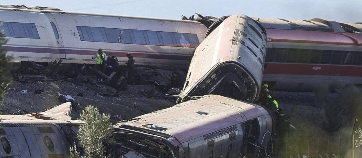 URDA (TOLEDO) 28/10/2026.- Dos trenes de alta velocidad, uno de Renfe y otro de Iryo, han colisionado a primera hora de este miércoles a la altura de la estación de Urda (Toledo), según han informado a EFE fuentes del servicio de emergencias 112, que han indicado que dos vagones han caído por un terraplén. EFE/Ismael Herrero