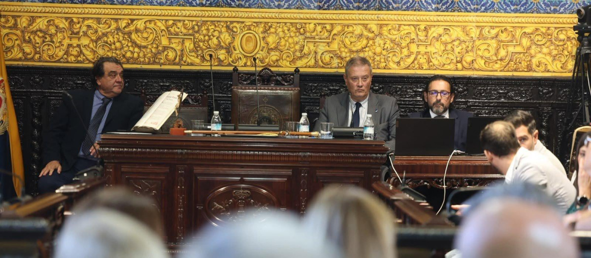 Inicio del pleno de la moción de censura, con el sillón del alcalde vacío