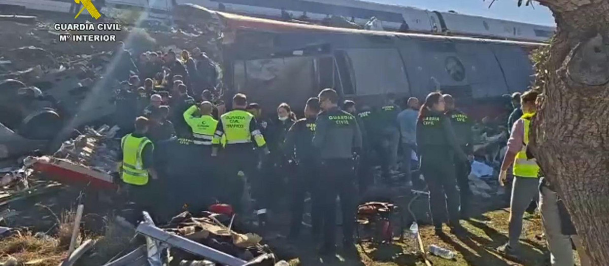 URDA (TOLEDO) 28/10/2026.- Miembros de la Guardia Civil ayudan a los supervivientes al accidente de los dos trenes de alta velocidad, uno de Renfe y otro de Iryo, que han colisionado a primera hora de este miércoles a la altura de la estación de Urda (Toledo), donde al menos hay treinta fallecidos. EFE/Guardia Civil / SOLO USO EDITORIAL/SOLO DISPONIBLE PARA ILUSTRAR LA NOTICIA QUE ACOMPAÑA (CRÉDITO OBLIGATORIO)