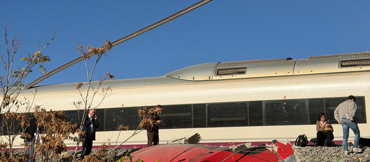 La vía del tren atraviesa por completo un vagón del AVE