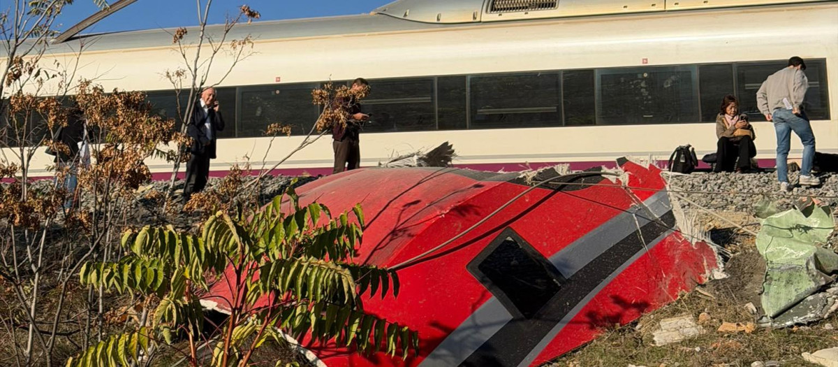 La vía del tren atraviesa por completo un vagón del AVE