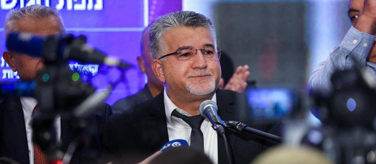 Yousef Jabareen, líder de la Lista Conjunta, la alianza política israelí liderada por árabes, habla en la sede de campaña de la alianza en la ciudad de Nazaret, al norte de Israel