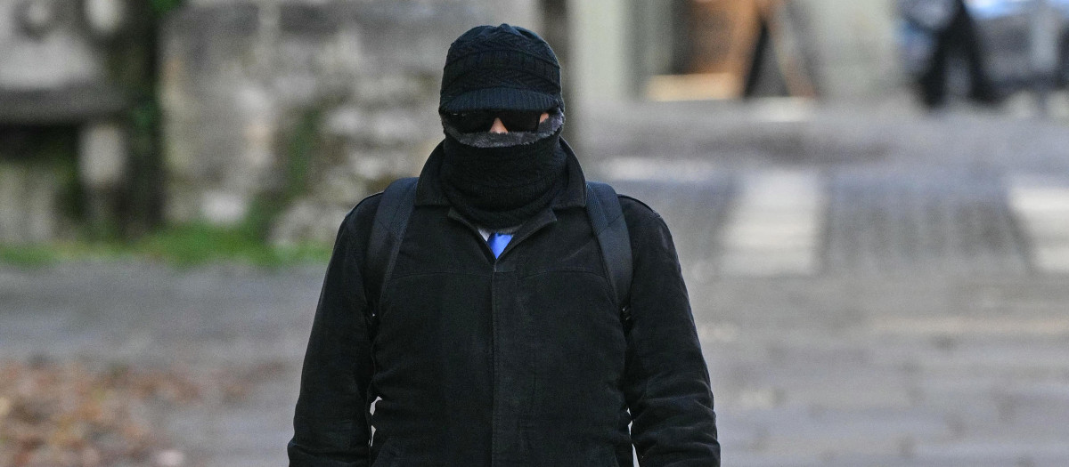 Mohammed Hassan, uno de los cuatro acusados, llega al exterior del Tribunal de la Corona de Winchester