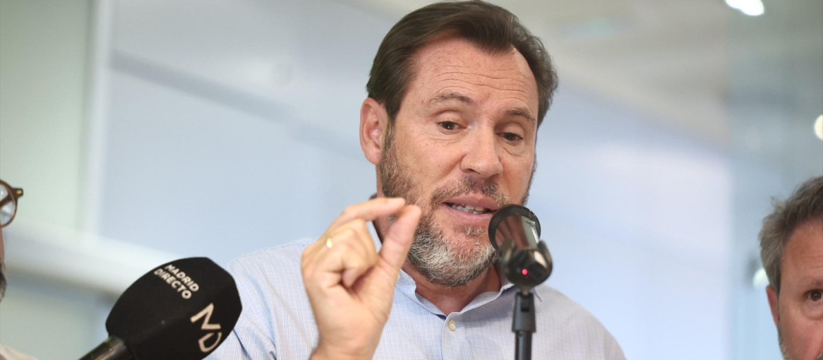 El ministro de Transportes y Movilidad Sostenible, Óscar Puente, durante una rueda de prensa, en el Centro de Gestión de Red H24 de Adif