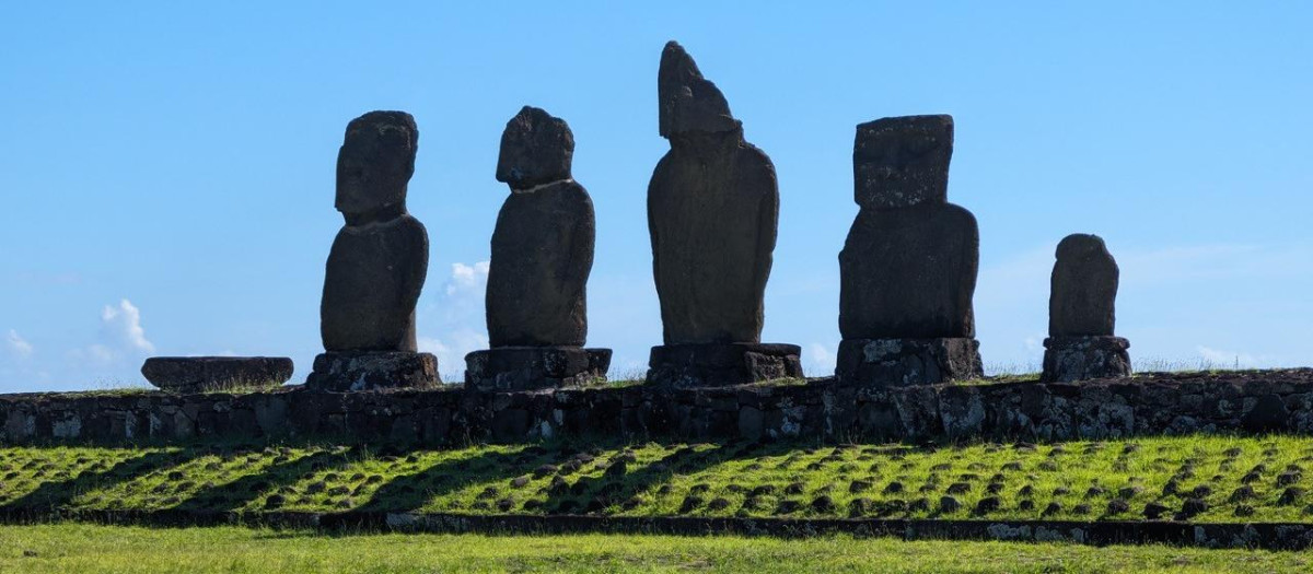 Línea de Moai contra el sol