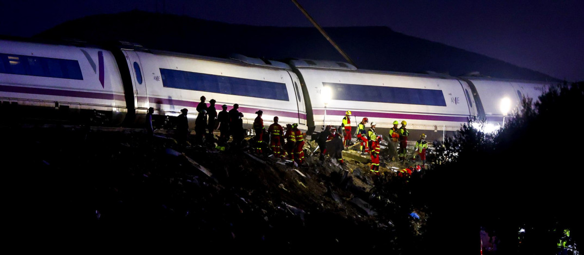 Los servicios de emergencias trabajando en Urda tras el choque de dos trenes