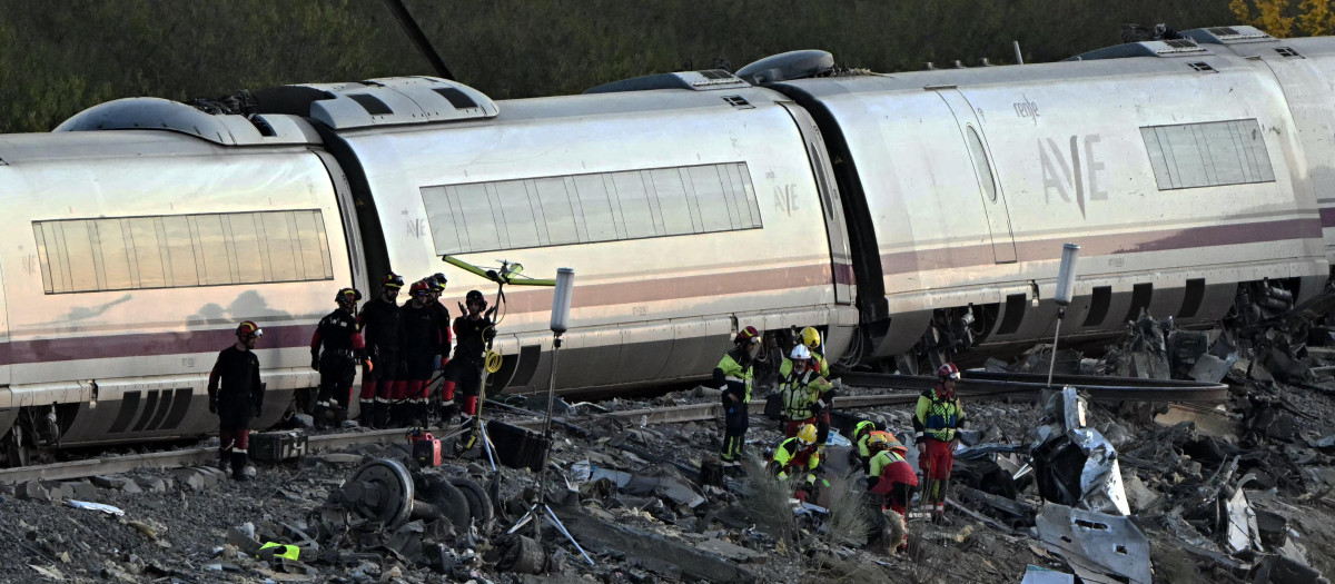 Los servicios de emergencias trabajando en Urda tras el choque de dos trenes