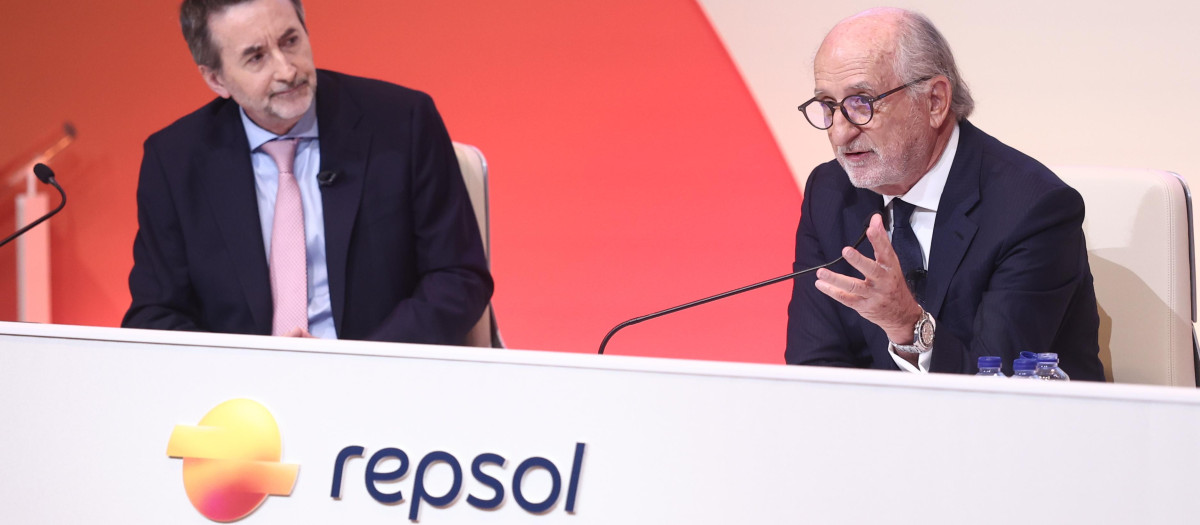 El consejero delegado de Repsol, Josu Jon Imaz (i), y el presidente de Repsol, Antonio Brufau
