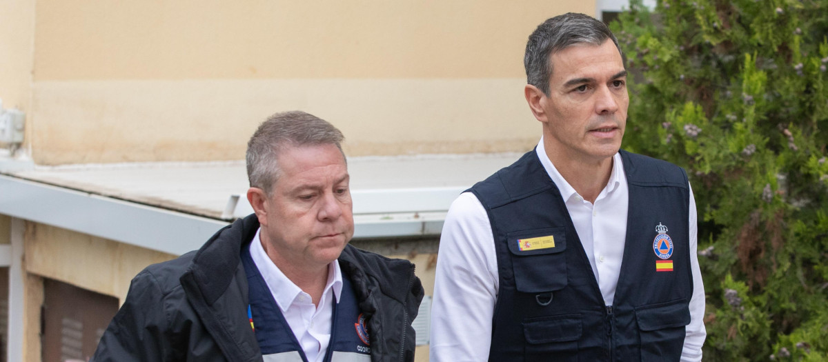 El presidente del Gobierno, Pedro Sánchez (d), y el presidente de Castilla-La Mancha, Emiliano García-Page (i), durante la reunión del Centro de Coordinación Operativa Integrado (CECOPI), en el Centro 112 de Toledo.