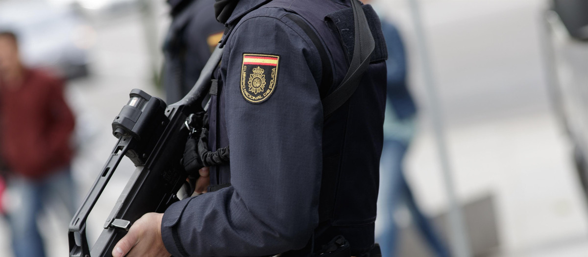 Un agente de Policía armado en Madrid (Foto de archivo)