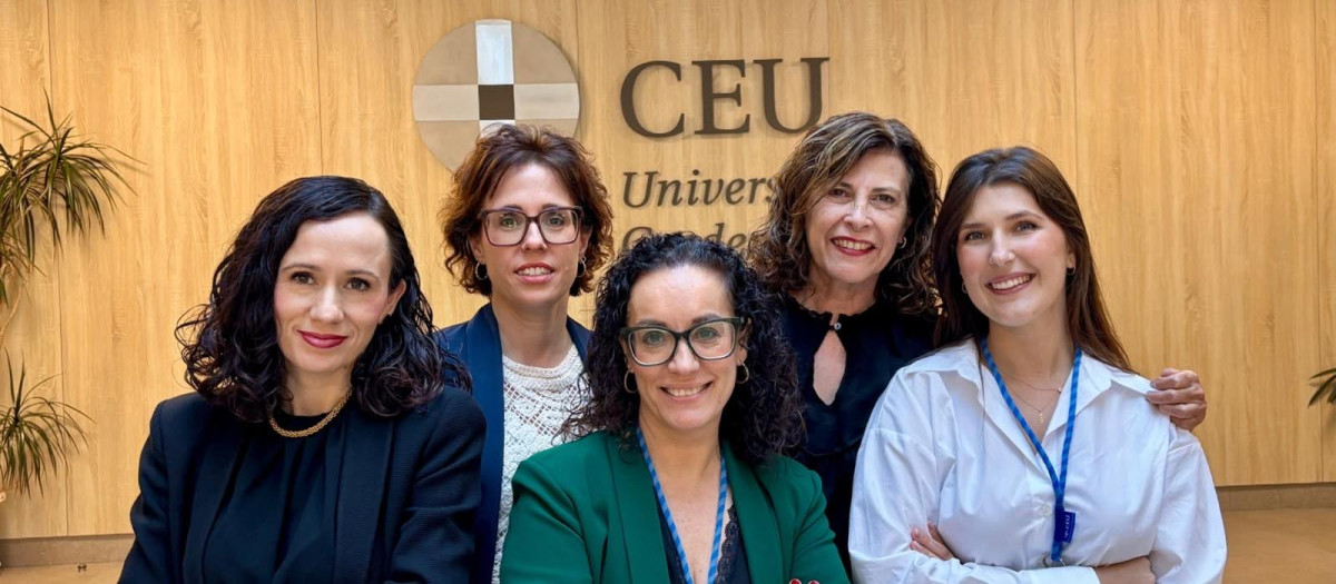 Las profesoras Laura García Garcés, Marta Lluesma, Raquel Carcelén, Carmen Trull y Marta Ruiz, coautoras de la investigación sobre estrés postraumático en afectados y voluntarios en la DANA de 2024 en Valencia