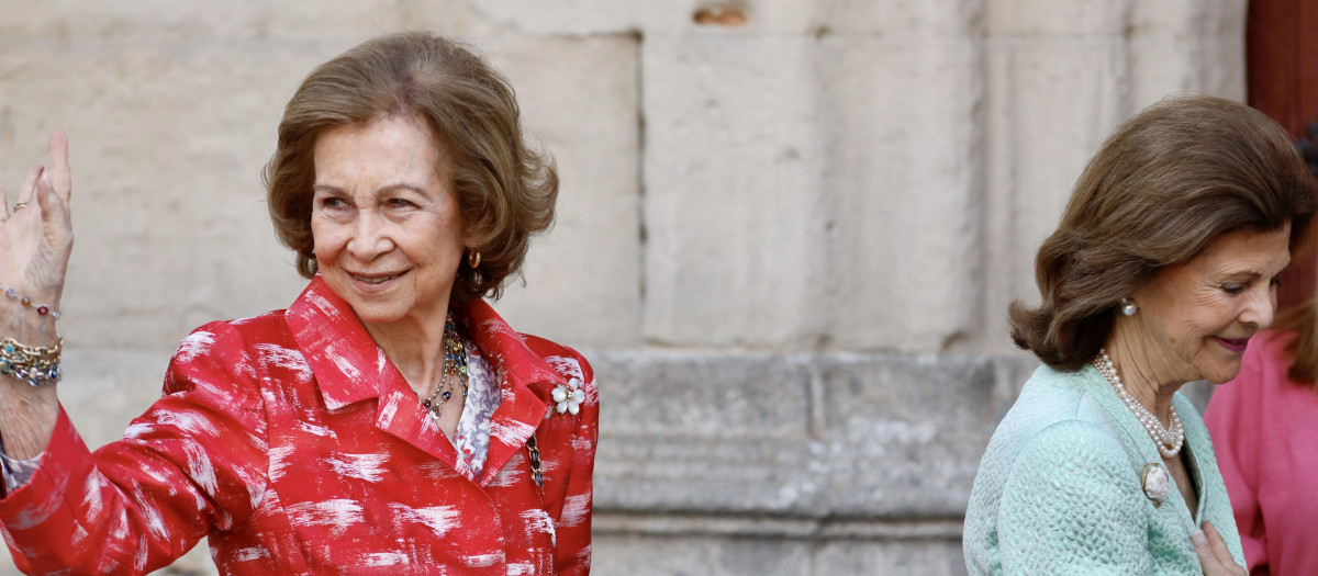 Doña Sofía, acompañada por la reina Silvia de Suecia, en una imagen de archivo