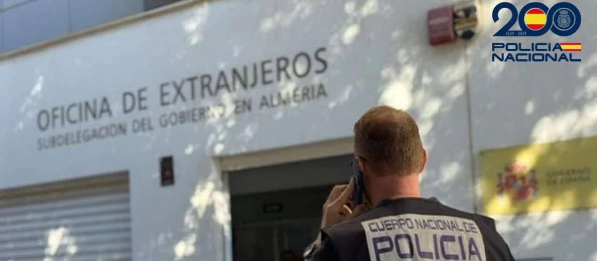 Un agente de la Policía Nacional, ante la Oficina de Extranjeros de Almería