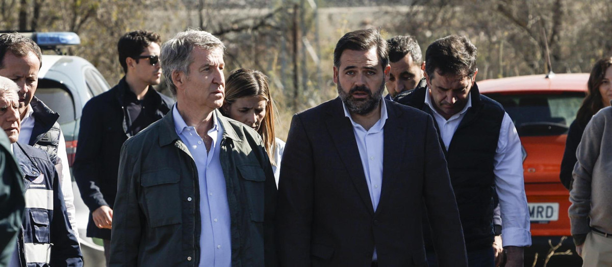 El presidente del PP, Alberto Núñez Feijóo (i), junto al presidente del PP de CastillaLa Mancha, Paco Núñez