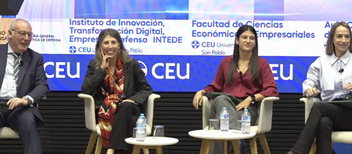 El coronel retirado Carlos Calvo González-Regueral, con Carmen Monje Mateos, vicepresidenta ejecutiva para Defensa y Seguridad en Europavia; Lara Santos Ramos, directora de Producto en Zelestium Technologies, y Sandra Vicario Graullera, subdirectora general de GAHN y vicepresidenta de ADALEDE.