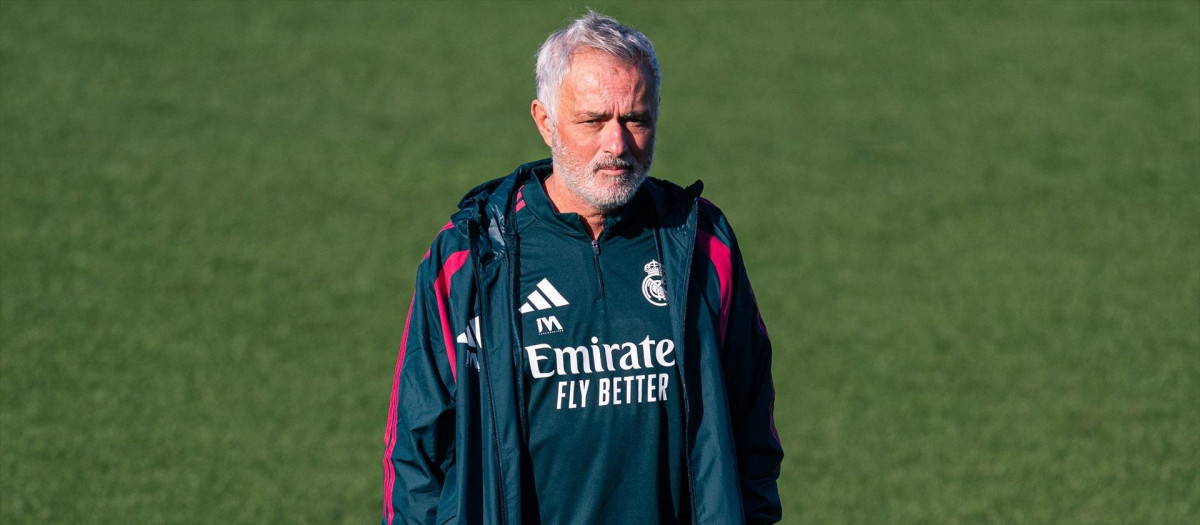 José Mourinho, durante un entrenamiento con el Real Madrid