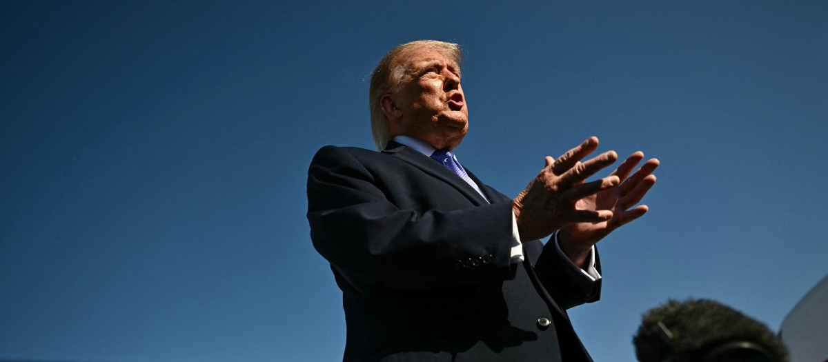 El presidente estadounidense Donald Trump habla con los periodistas antes de abordar el Air Force One en la Base Conjunta Andrews, Maryland