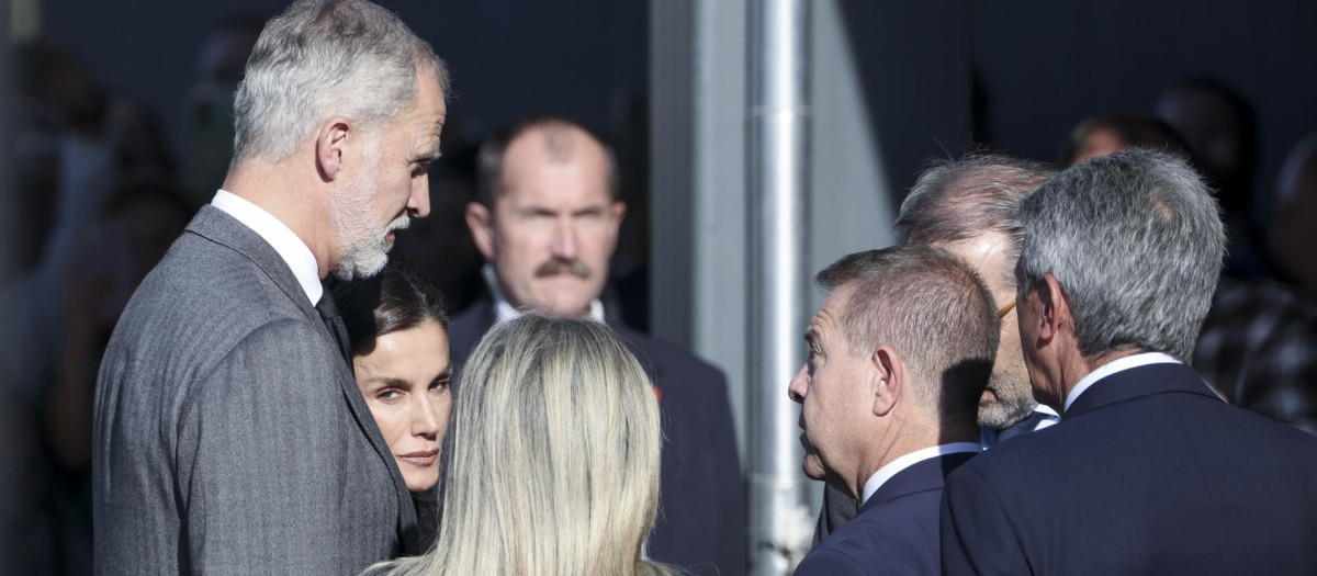 Don Felipe y Doña Letizia, con las autoridades este jueves en Toledo