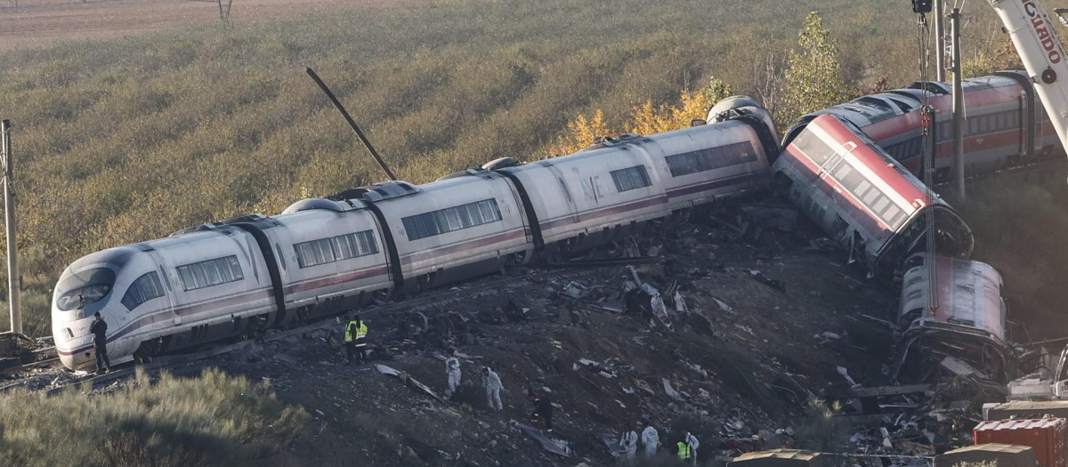 FOTODELDIA URDA (TOLEDO), 29/10/2026.- Camiones del ejército y grúas pesadas trabajan este jueves en los convoyes de los trenes de Renfe e Iryo que colisionaron en Urda (Toledo) un día después del suceso. EFE/ J.J.Guillen