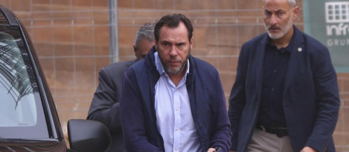El ministro de Transportes, Óscar Puente (c), a su llegada a la reunión del Centro de Coordinación Operativa Integrado (CECOPI) el jueves en Toledo