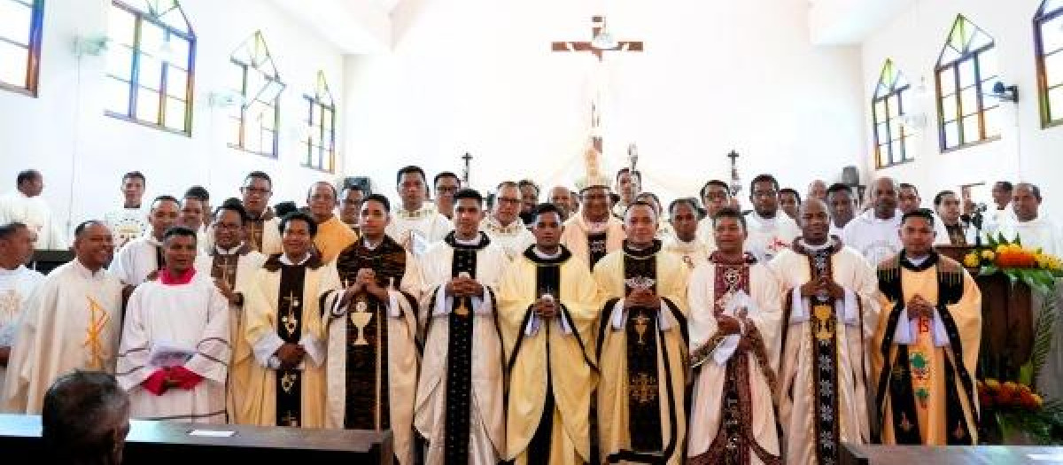 Algunos de los seminaristas ordenados sacerdotes hace unos días en Maumere