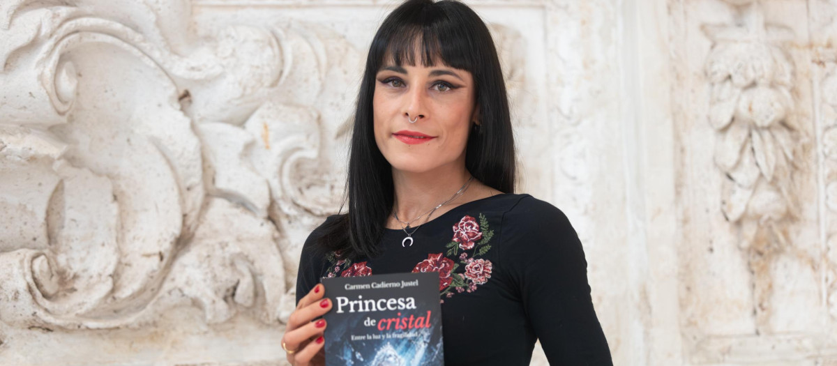 Carmen Cadierno posa con su libro