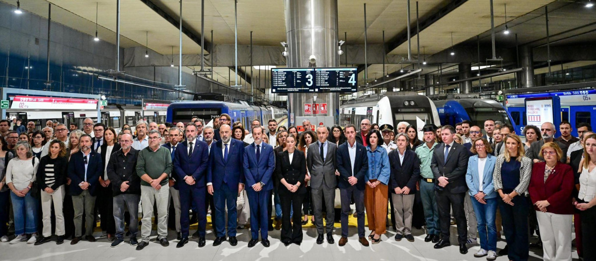 Un momento del minuto de silencio en la Estación Intermodal de Palma por las víctimas del accidente de Urda.