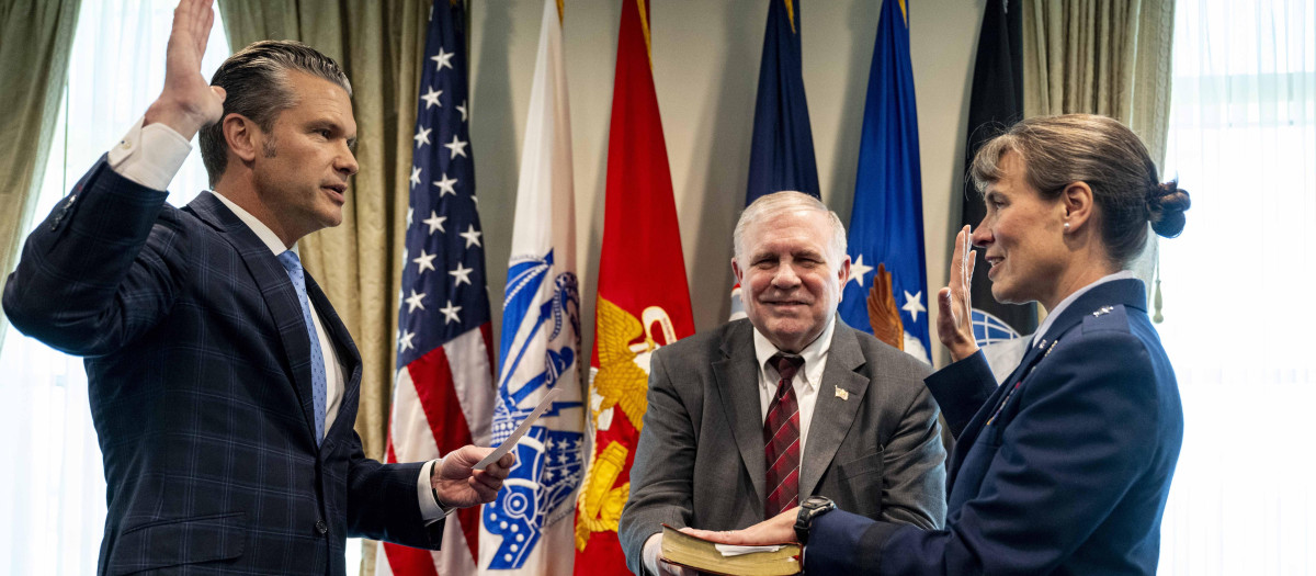 El secretario de Guerra de Estados Unidos, Pete Hegseth, toma juramento a la general de brigada de la Fuerza Aérea Melissa S. Cunningham