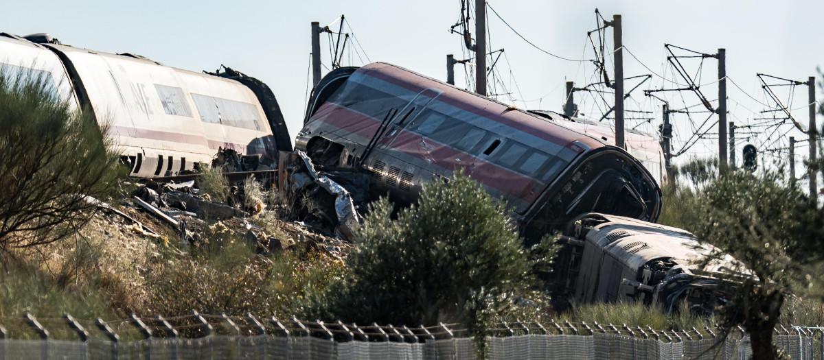 Vagones descarrilados en la zona del accidente ferroviario en Urda