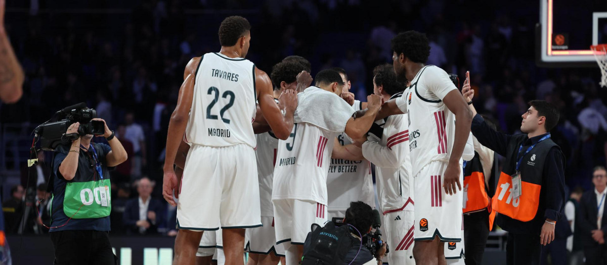 Los jugadores del Real Madrid al finalizar el partido