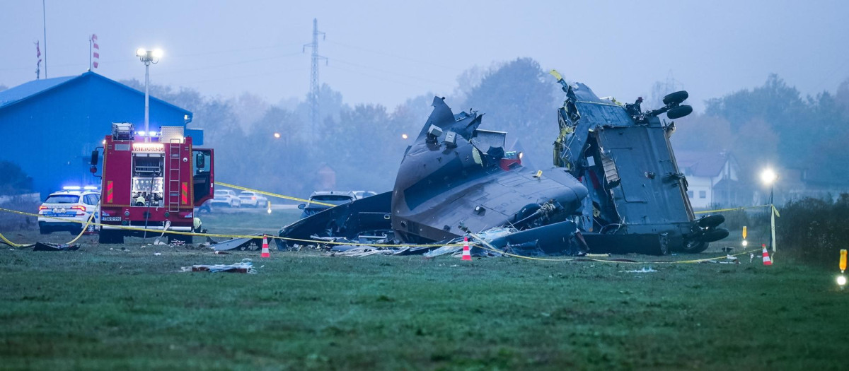 BRCKO (Bosnia and Herzegovina), 30/10/2026.- The wreckage of a crashed Italian CH-47 Chinook helicopter assigned to the EUFOR mission lies in a field near Brcko, Bosnia and Herzegovina, 30 October 2026. According to statements from the Italian Ministry of Defence and EUFOR, four Italian service members were killed and 11 others injured when the aircraft crashed during a routine training flight on 29 October 2026. (Bosnia-Herzegovina) EFE/EPA/NIDAL SALJIC