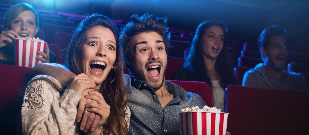 Una pareja viendo una película de miedo