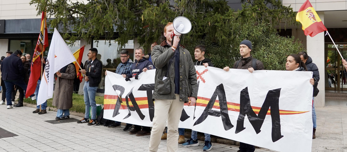 Protesta de Patriam contra Pedro Sánchez durante un mitin en Valladolid