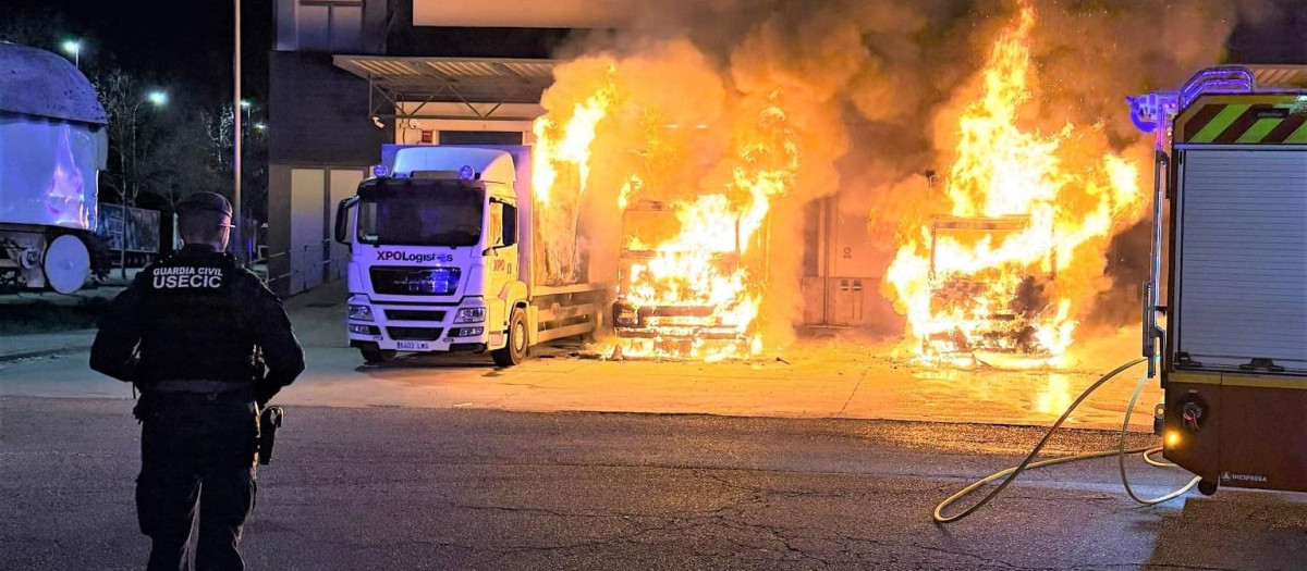 Dos detenidos por el incendio que calcinó ocho camiones en el centro de transportes de Benavente (Zamora)