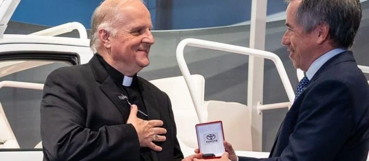 onseñor Michael Wallace Banach, recibiendo de manos de directivos de Toyota Argentina una de las dos camionetas Hilux carrozadas como papamóvil para la visita del papa León XIV