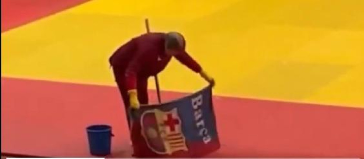 Una operaria fregó el tatami del Barys Arena de Kazajistán con una toalla del Barcelona